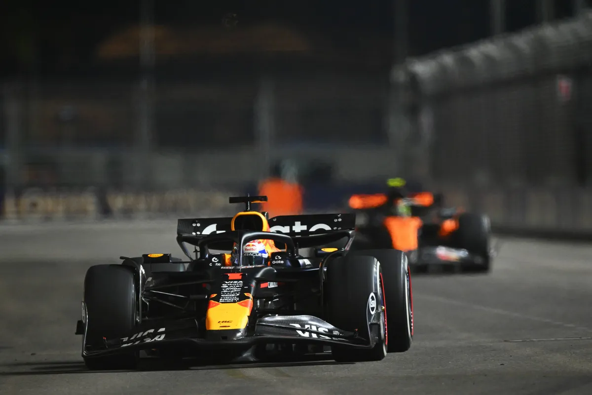 Max Verstappen rijdt voor Lando Norris in Singapore