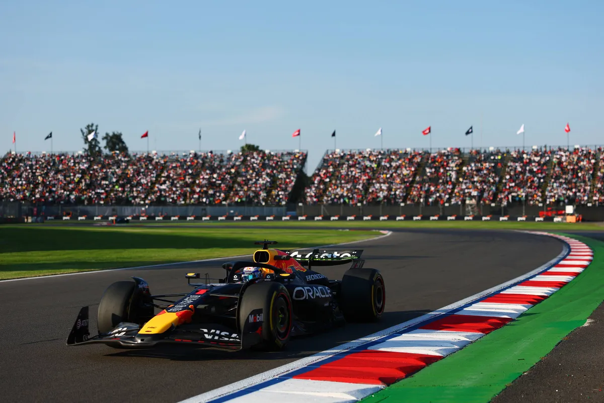 De Red Bull Racing RB21 van Max Verstappen tijdens de tweede vrije training voor de Grand Prix van Mexico in 2025