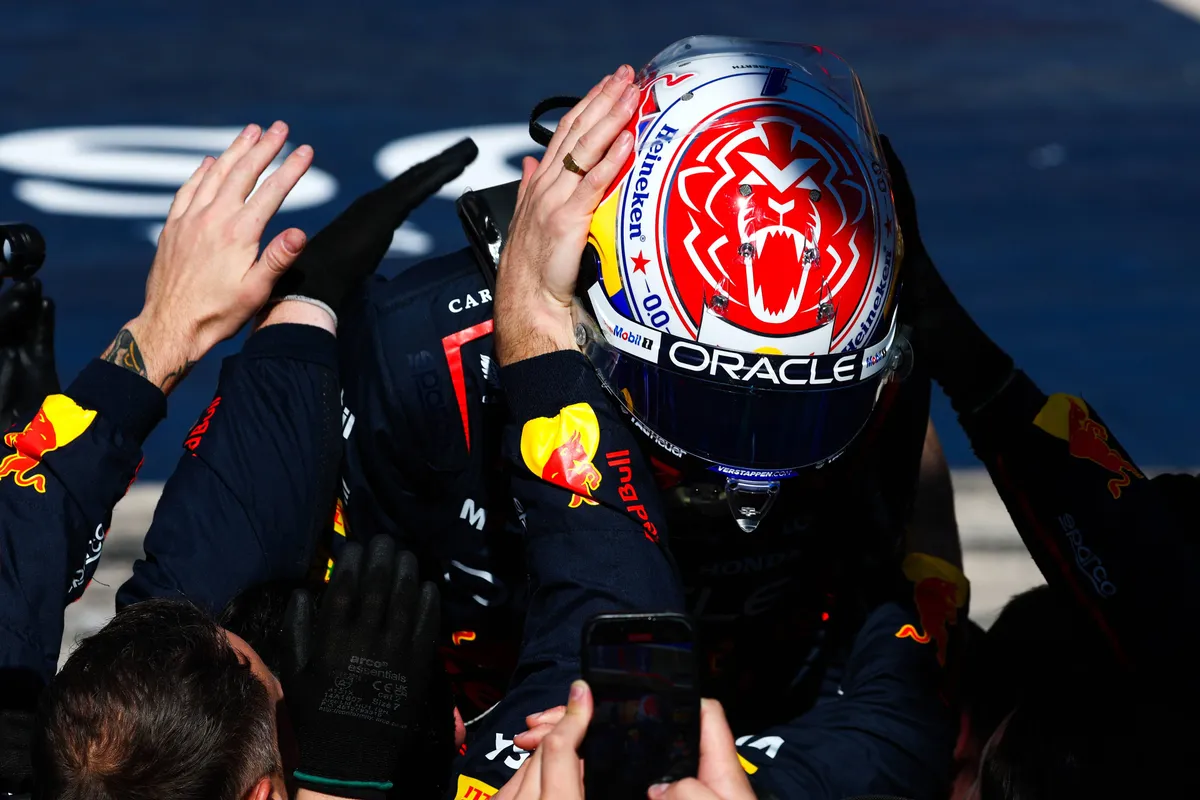 Max Verstappen wordt omhelsd door zijn monteurs na zijn zege in de Verenigde Staten in 2025