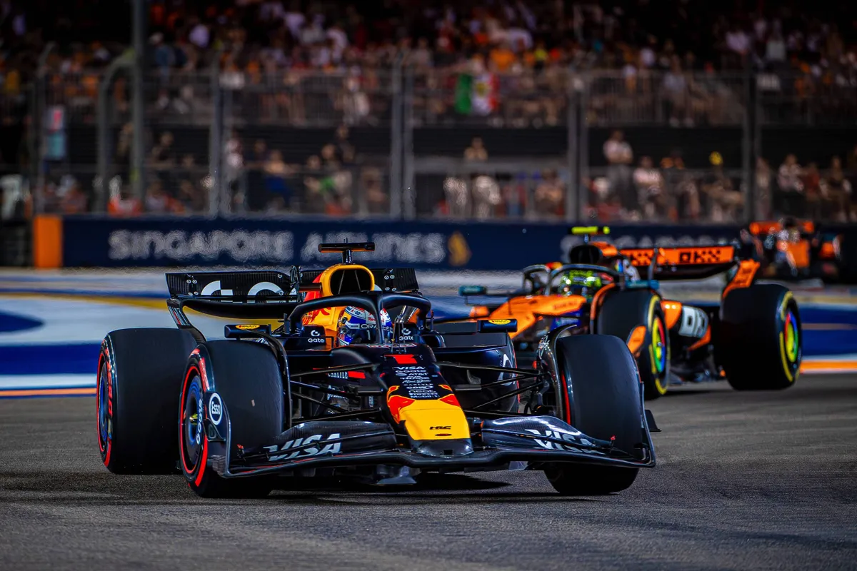 Max Verstappen en Lando Norris met elkaar in gevecht tijdens de F1-race in Singapore