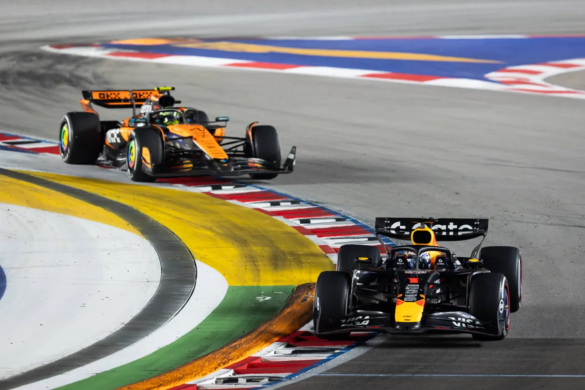 Max Verstappen en Lando Norris tijdens de Grand Prix van Singapore in 2025