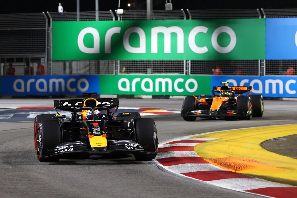 Max Verstappen weet Lando Norris in de McLaren achter zich te houden tijdens de Grand Prix van Singapore in 2025