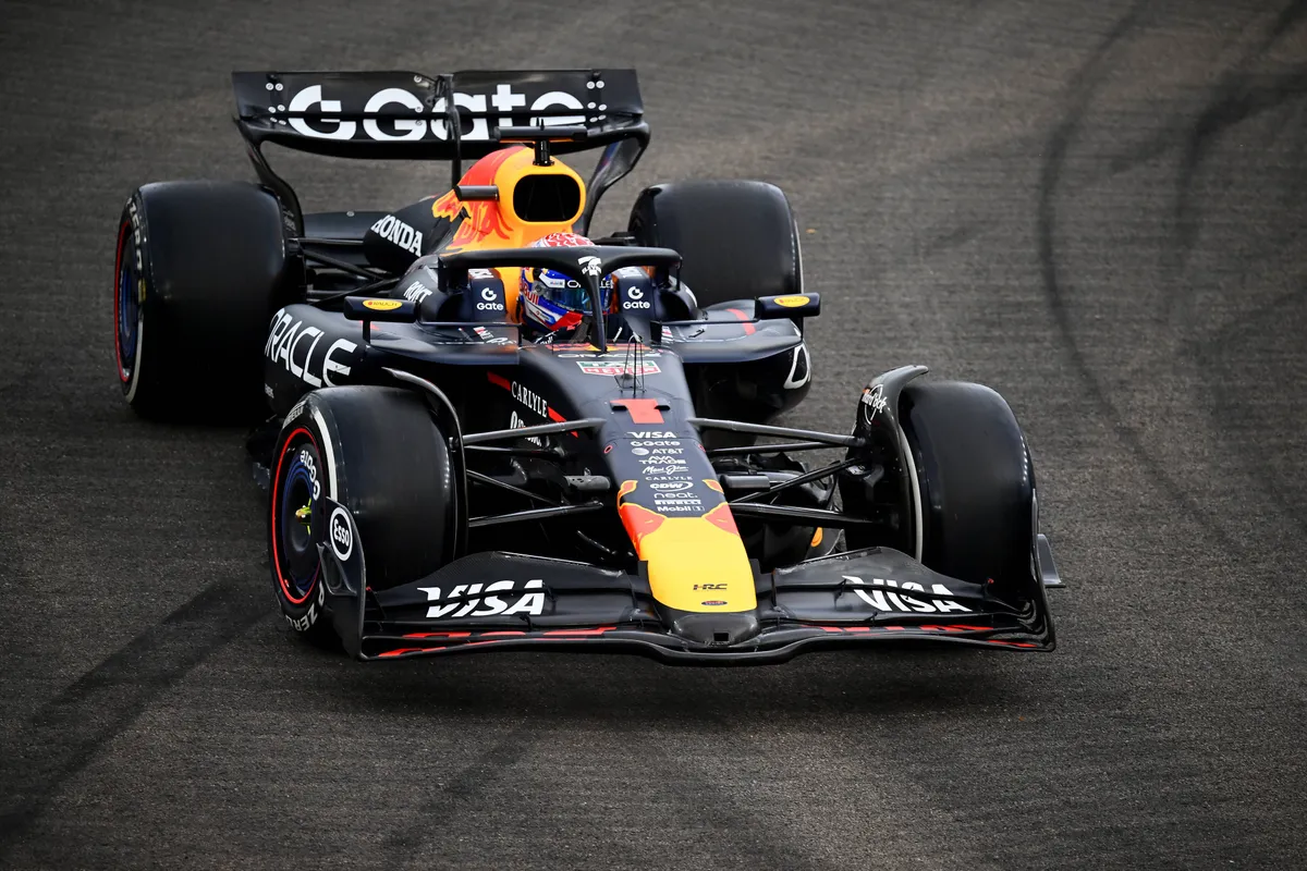 Max Verstappen in zijn Red Bull RB21 tijdens VT1 in Singapore
