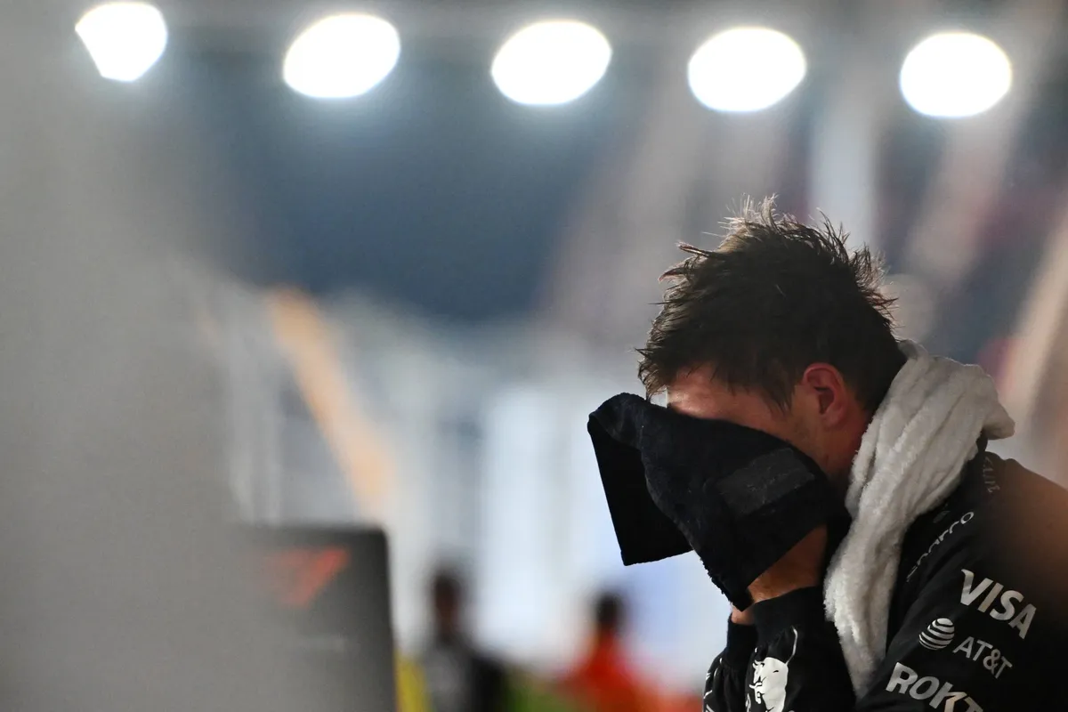 Max Verstappen droogt zich af na de race in Singapore