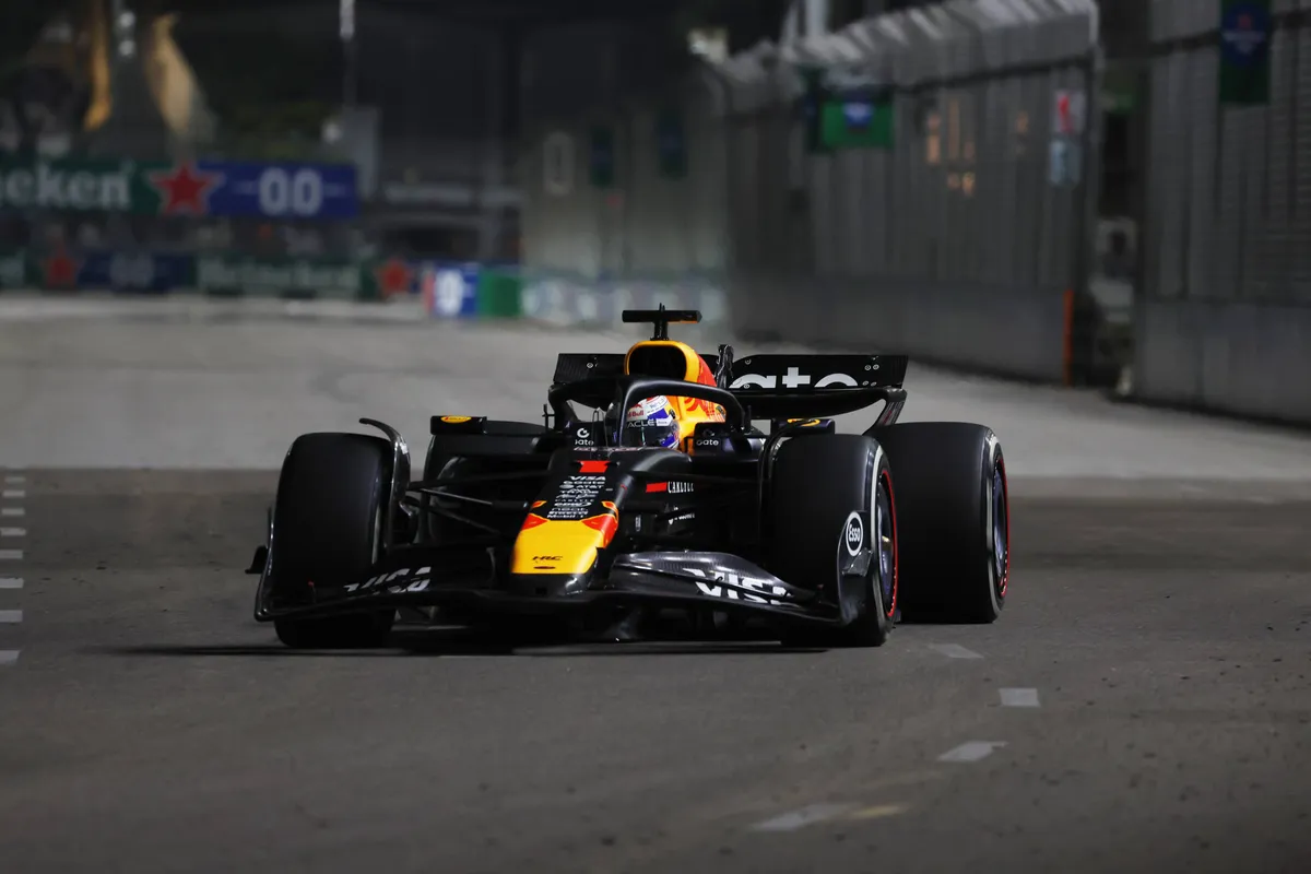 Max Verstappen in zijn Red Bull tijdens de race in Singapore
