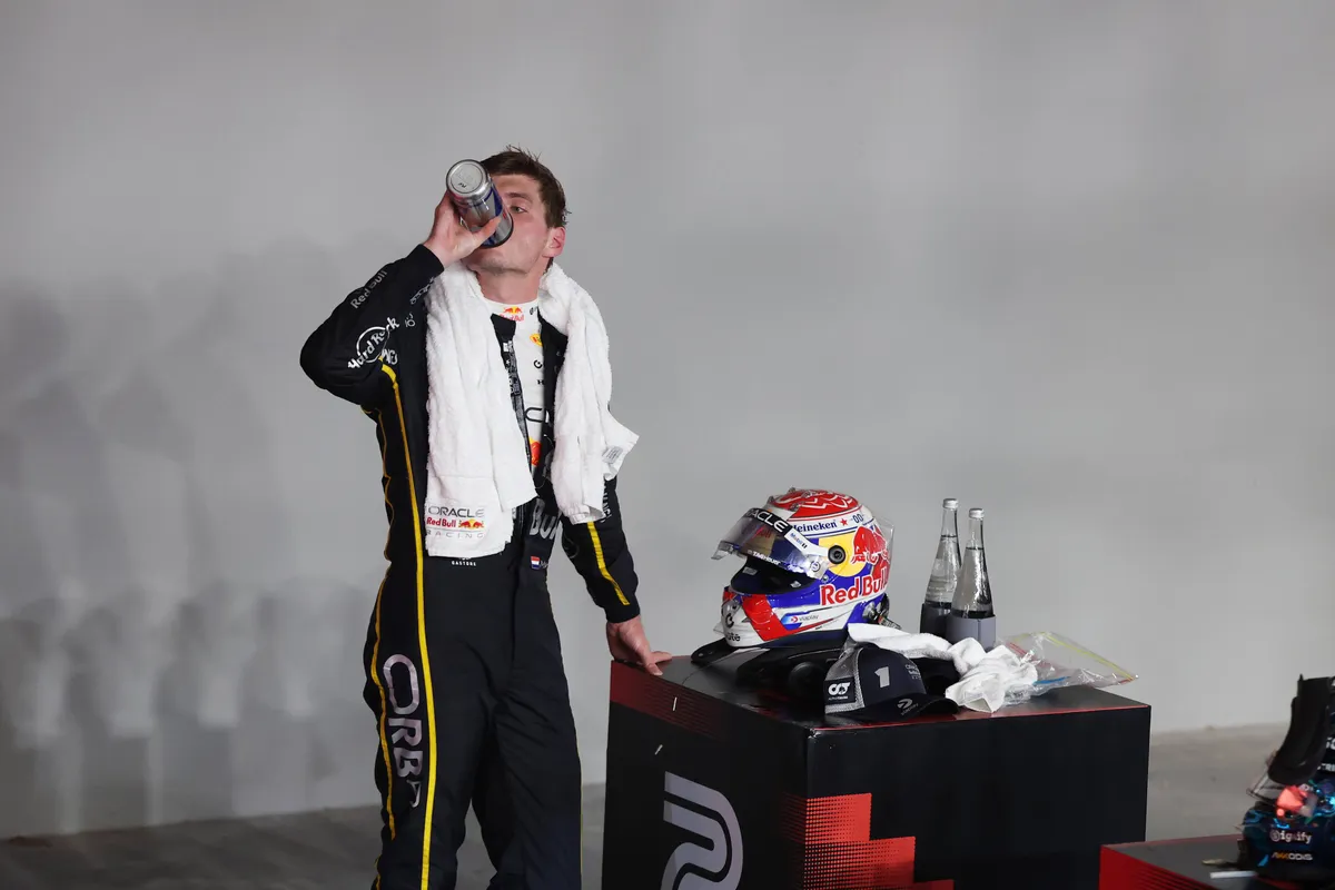 Red Bull-coureur Max Verstappen drinkt zijn water na de race in Singapore in 2025