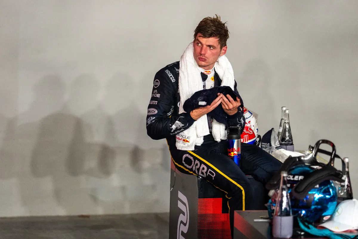 Max Verstappen koelt af na de race in Singapore in 2025