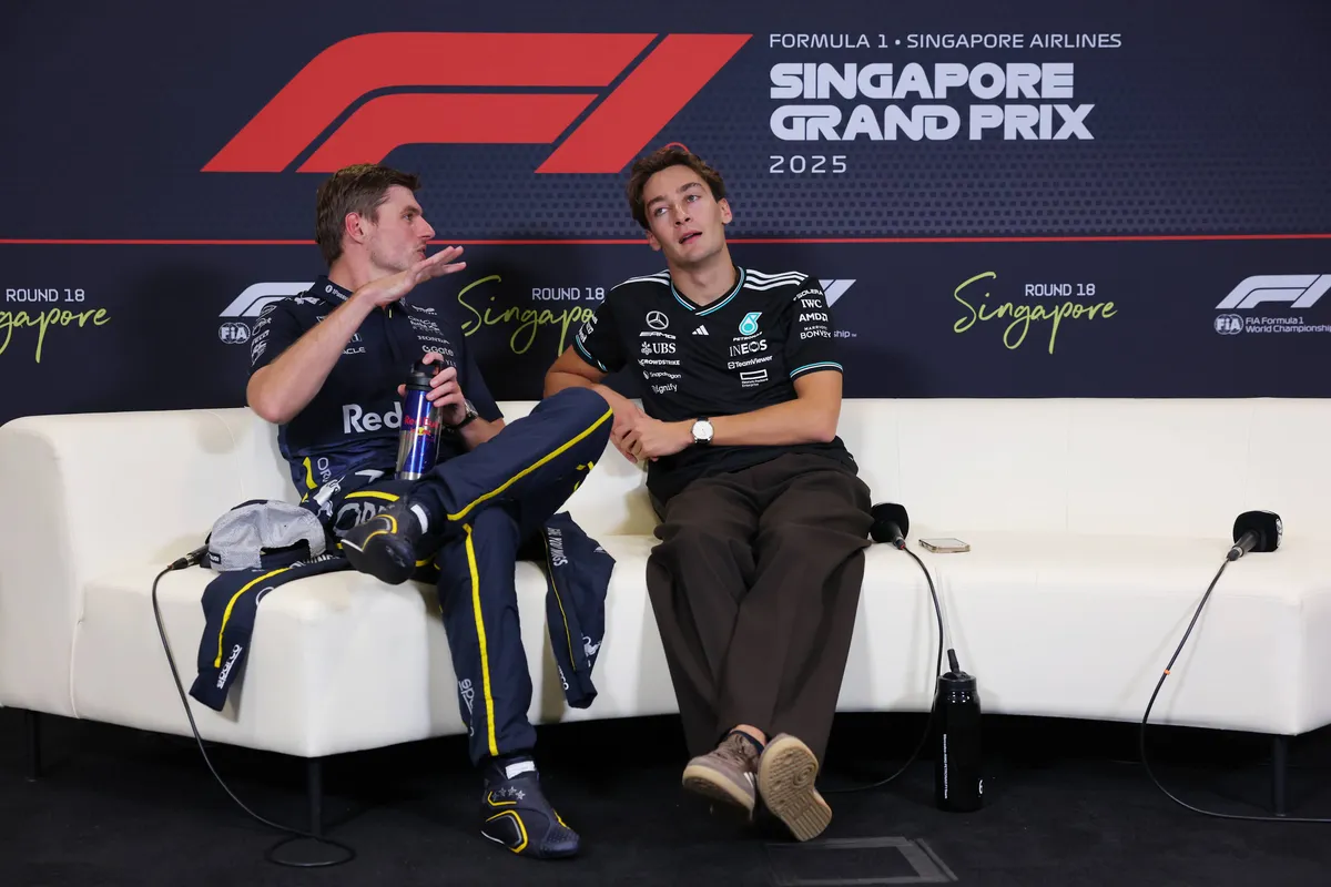 Max Verstappen en George Russell bespreken de race in Singapore na tijdens de persconferentie