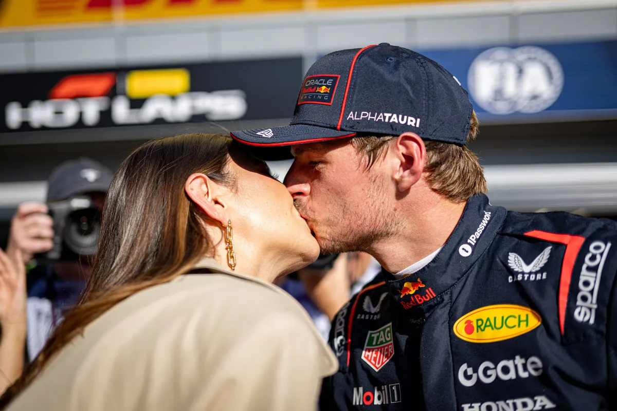 max verstappen en kelly piquet na een race
