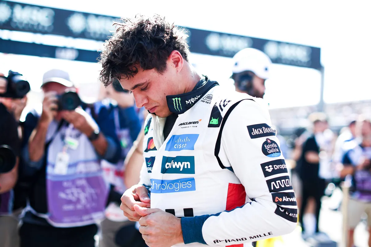 McLaren-coureur Lando Norris maakt zich op de grid klaar voor de Grand Prix van de Verenigde Staten in 2025