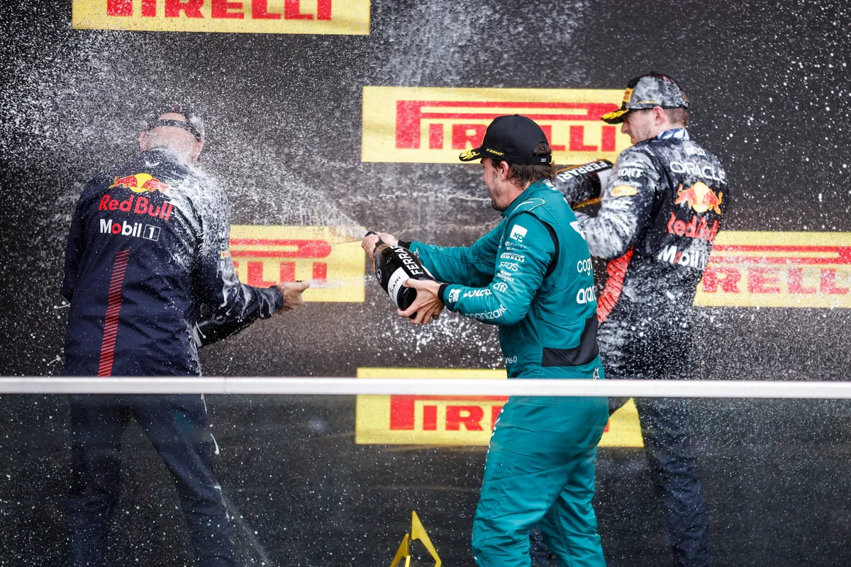 Fernando Alonso en Max Verstappen sprayen champagne op voormalig Red Bull-topman Adrian Newey