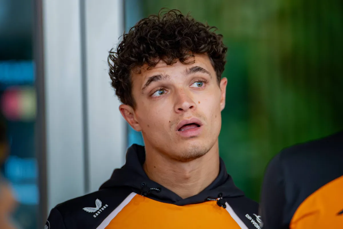 McLaren-coureur Lando Norris kijkt verbaasd in de F1-paddock in Singapore