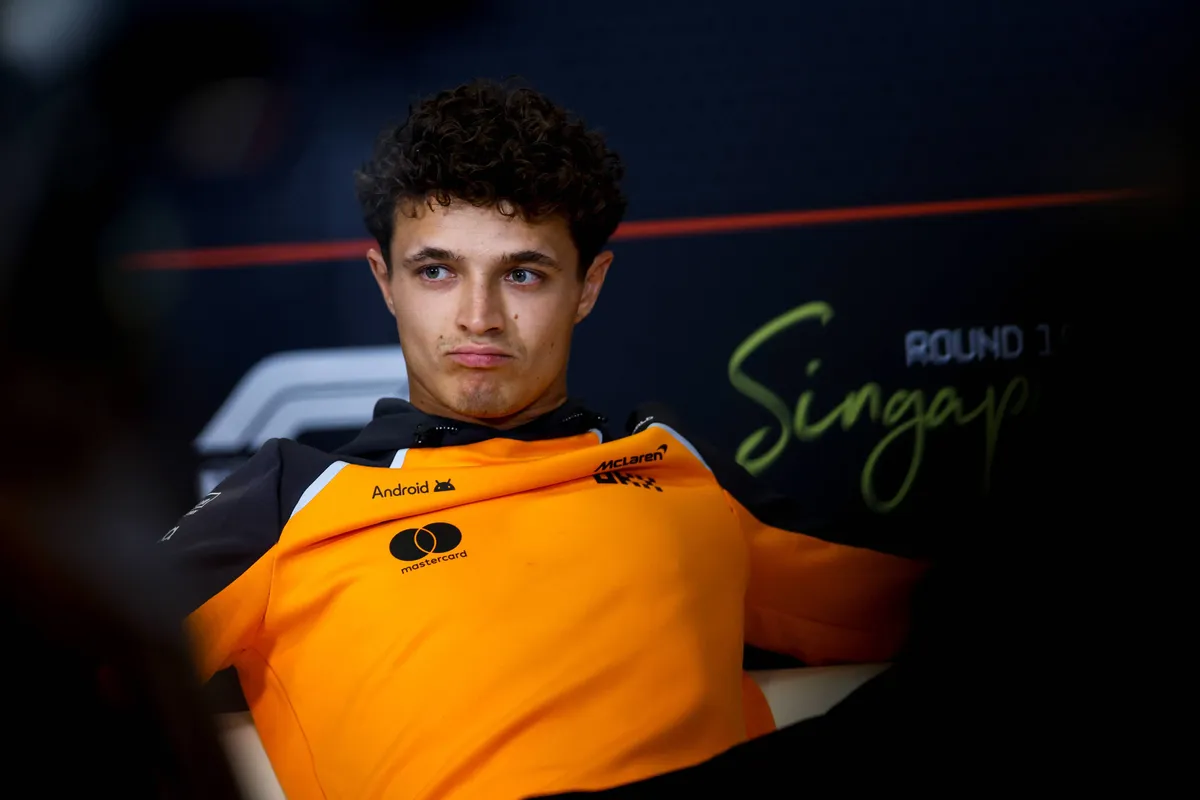 McLaren-coureur Lando Norris tijdens de persconferentie voor de Grand Prix van Singapore in 2025