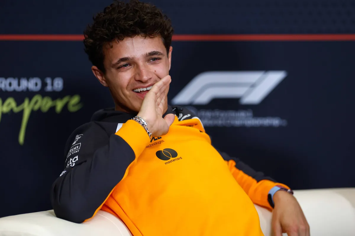 McLaren-coureur Lando Norris tijdens de persconferentie in Singapore