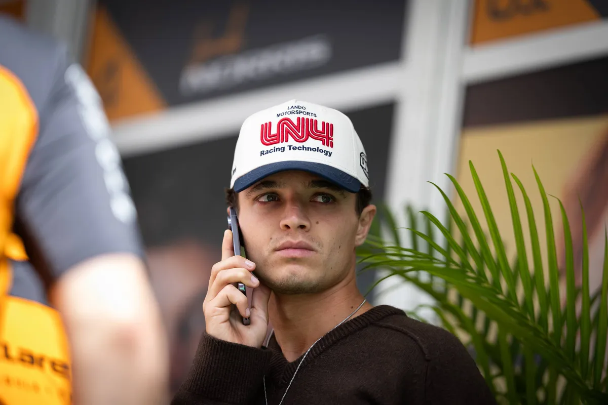 McLaren-coureur Lando Norris baalt in de F1-paddock in Austin nadat hij een straf heeft gekregen van McLaren