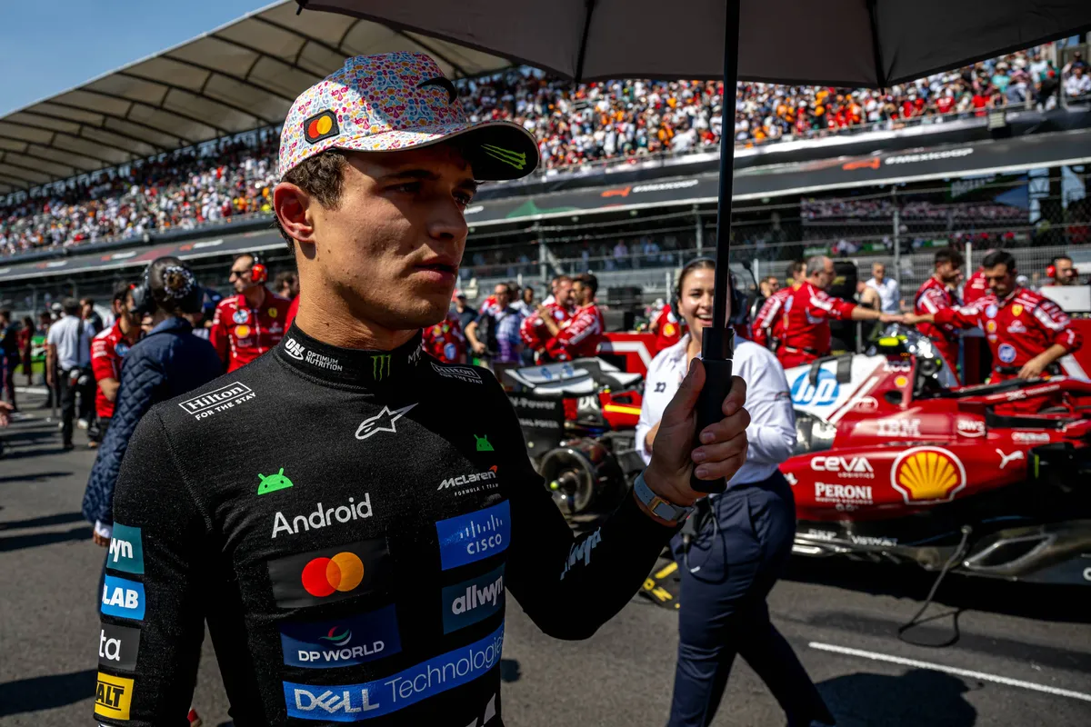 McLaren-coureur Lando Norris op de grid voor de Grand Prix van Mexico in 2025