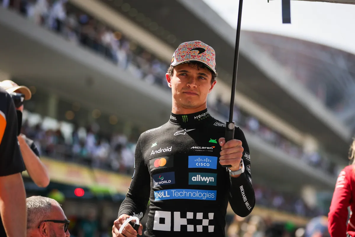 McLaren-coureur Lando Norris voorafgaand aan de Grand Prix van Mexico op de grid in 2025