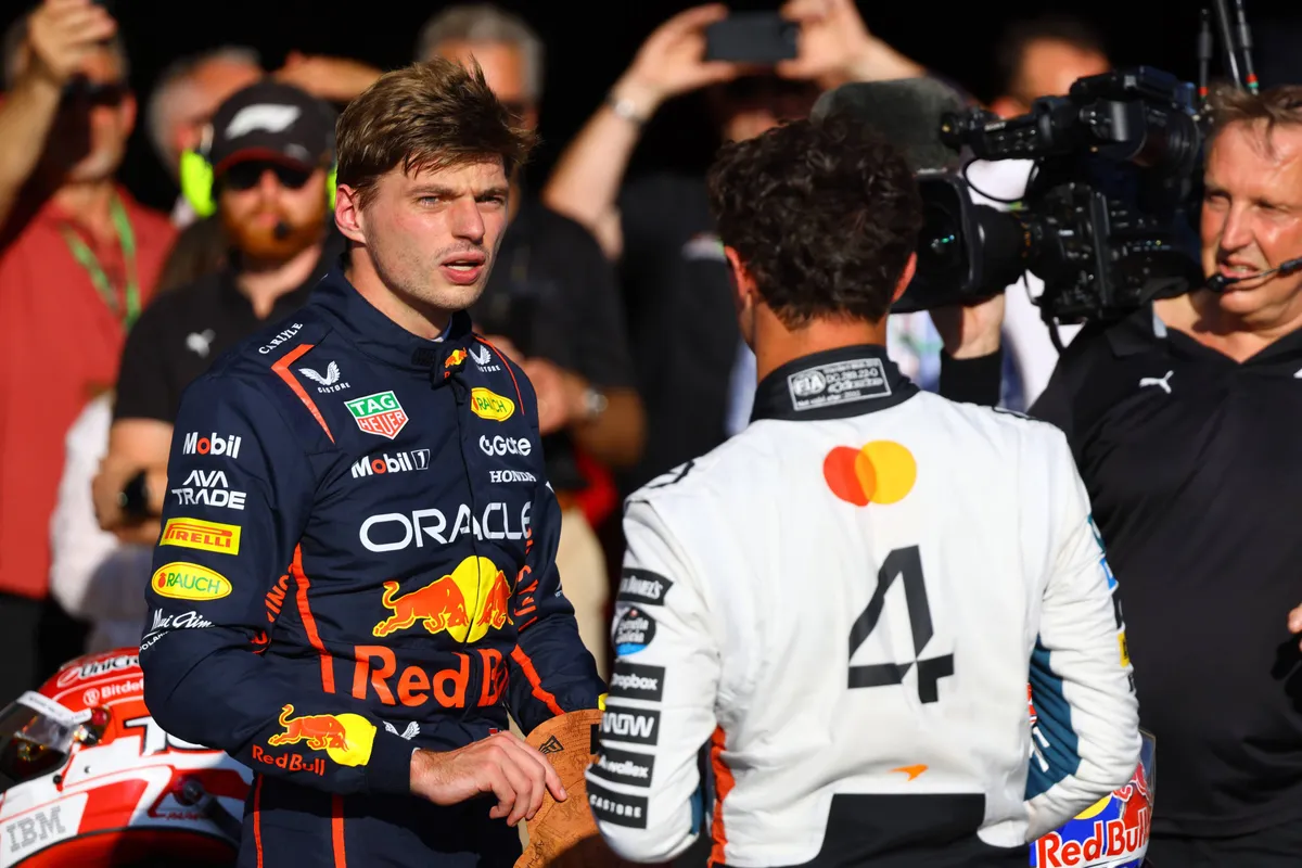 Max Verstappen in gesprek met Lando Norris na de race in de Verenigde Staten in 2025