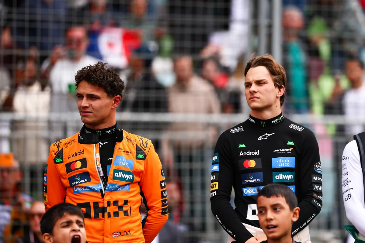McLaren-teamgenoten Lando Norris en Oscar Piastri op de grid voor de Grand Prix van Azerbeidzjan in 2025