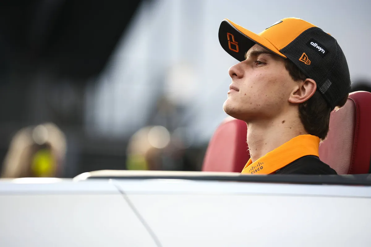 Oscar Piastri tijdens de drivers parade voor de race in Singapore