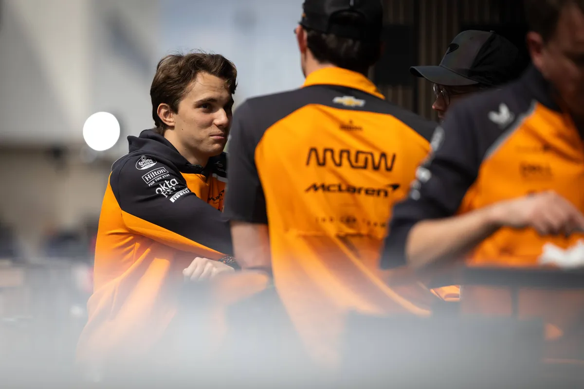 McLaren-coureur Oscar Piastri in gesprek met McLaren-personeel in Austin