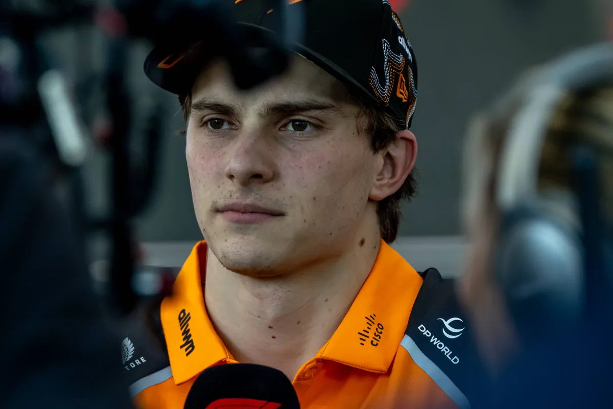 McLaren-coureur Oscar Piastri staat kleurloos voor de pers na zijn horror-weekend in de Verenigde Staten