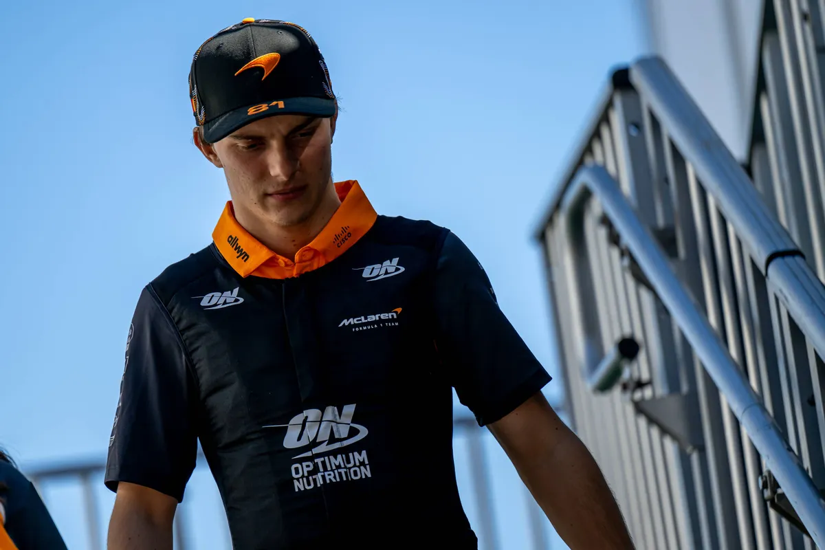McLaren-coureur Oscar Piastri is het helemaal kwijt tijdens de Grand Prix van de Verenigde Staten, waar hij door de paddock loopt