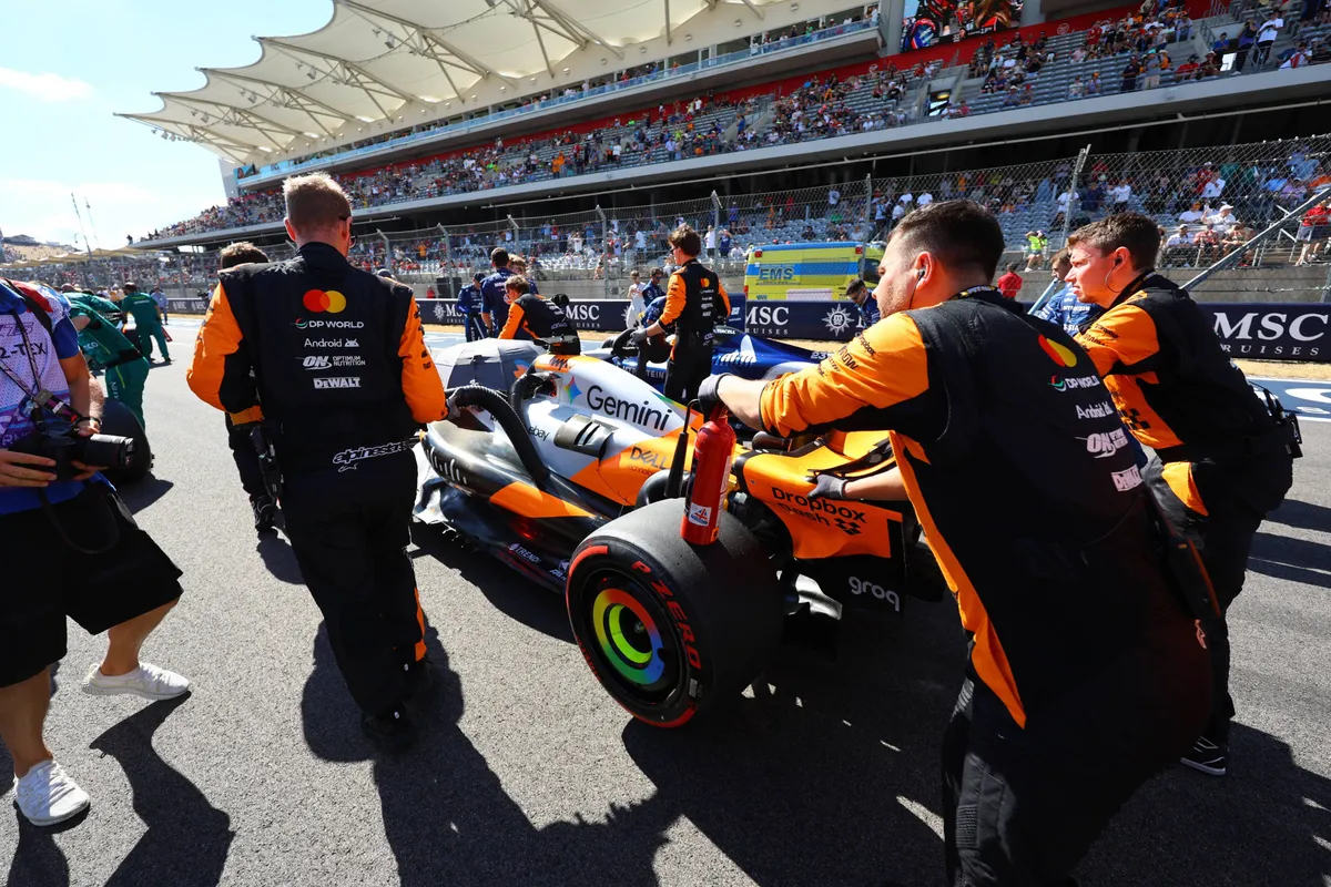 McLaren-monteurs rollen de MCL39 van Oscar Piastri de grid op voor de Grand Prix van de Verenigde Staten in 2025