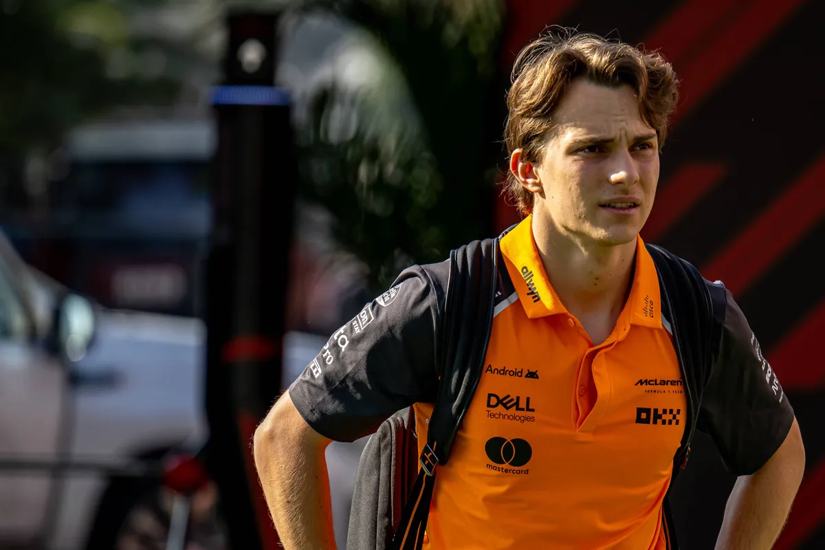 McLaren-coureur Oscar Piastri arriveert in de F1-paddock voor de Grand Prix van Mexico in 2025