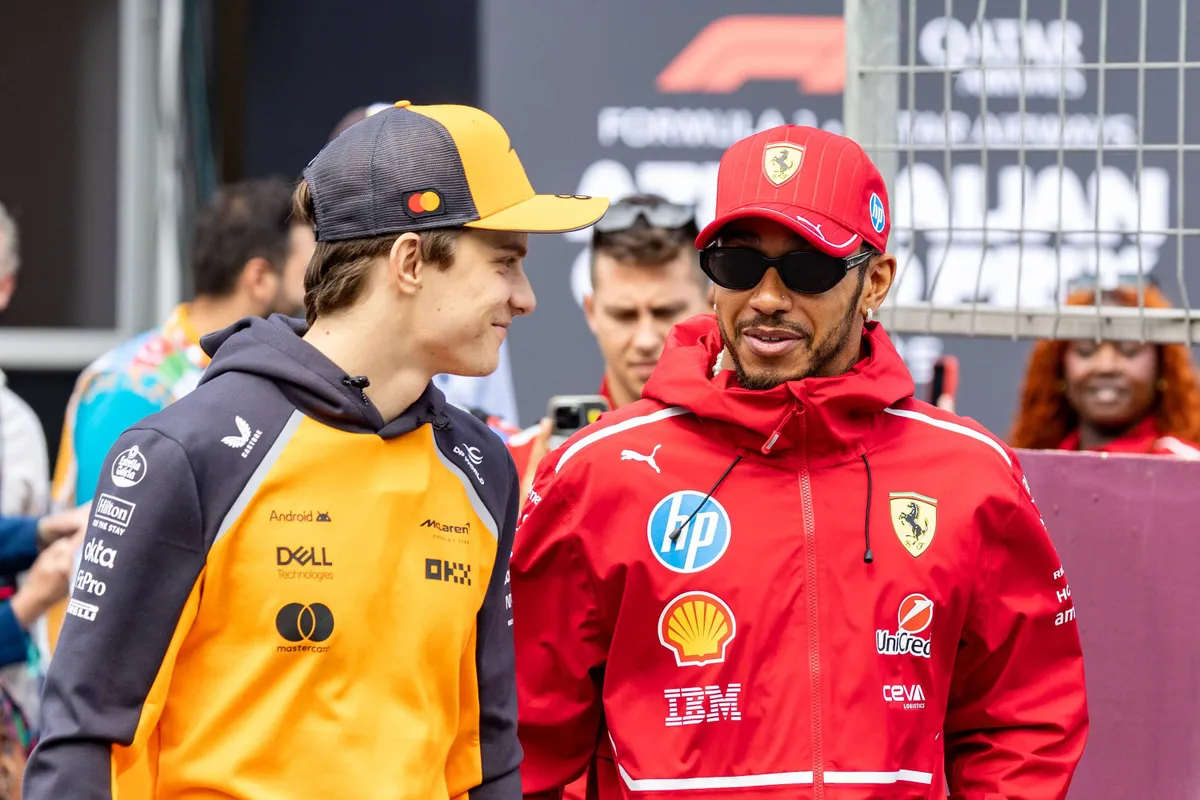 Oscar Piastri en Lewis Hamilton met elkaar in gesprek op de F1-grid