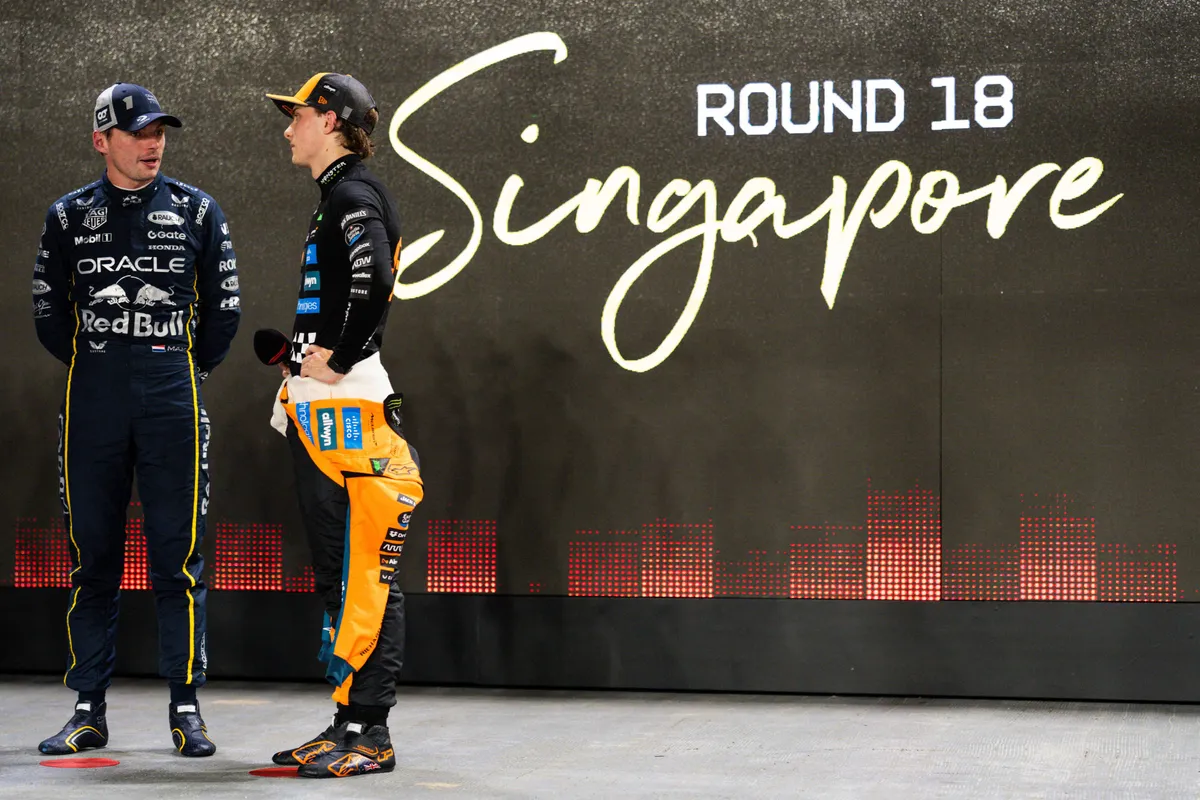 Max Verstappen en Oscar Piastri met elkaar in gesprek tijdens het F1-weekend in Singapore
