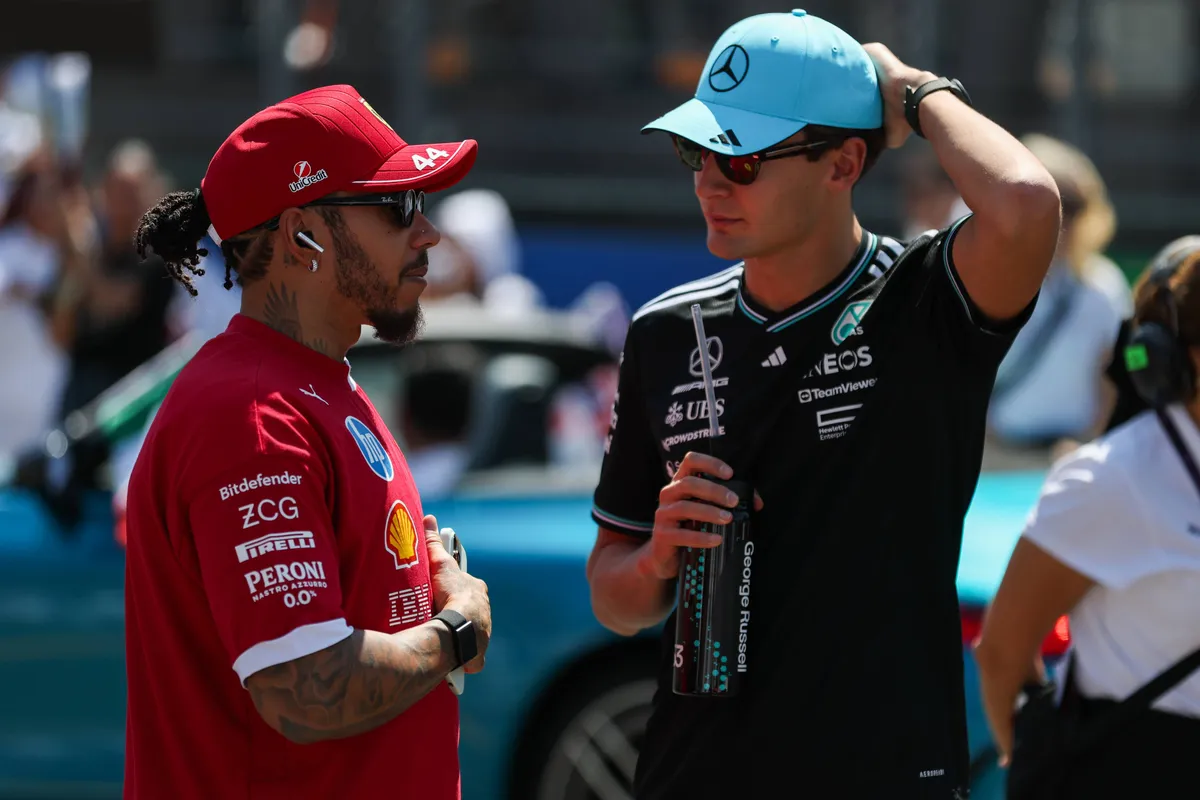 George Russell en Lewis Hamilton met elkaar in gesprek voor de race in Mexico