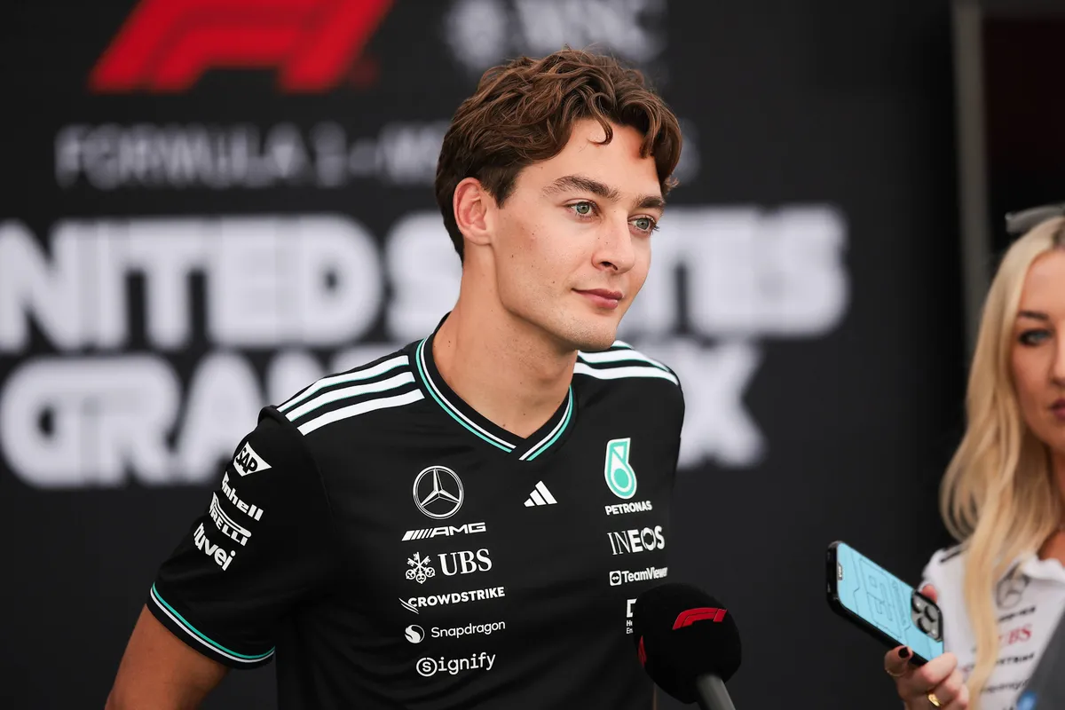 Mercedes-coureur George Russell staat de pers te woord in Austin na het verlengen van zijn contract bij Mercedes