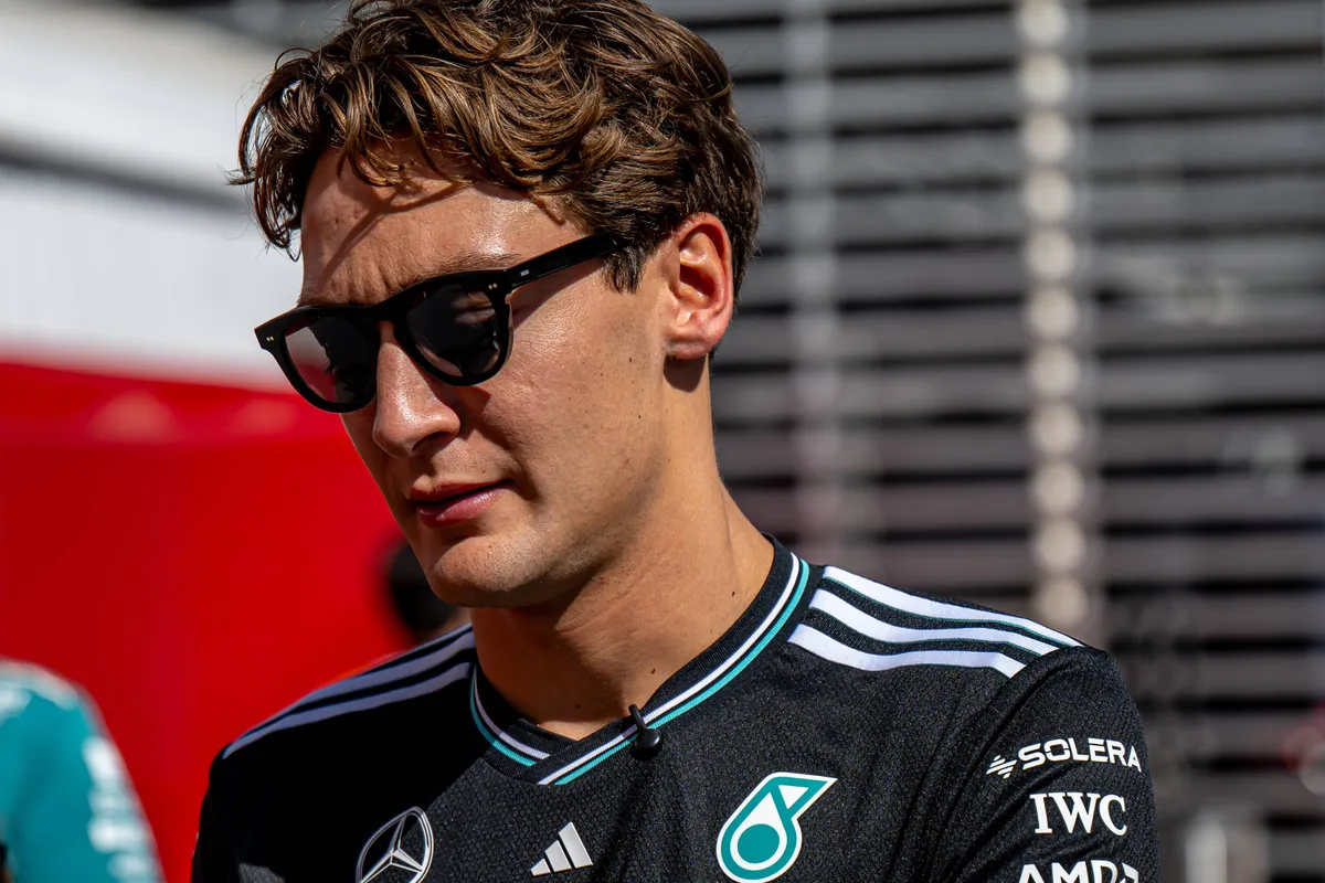 Mercedes-coureur George Russell in de paddock in Mexico-Stad