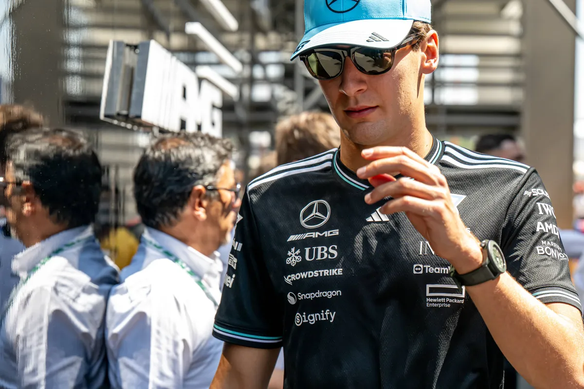 Mercedes-coureur George Russell in de F1-paddock tijdens het GP-weekend in Mexico in 2025
