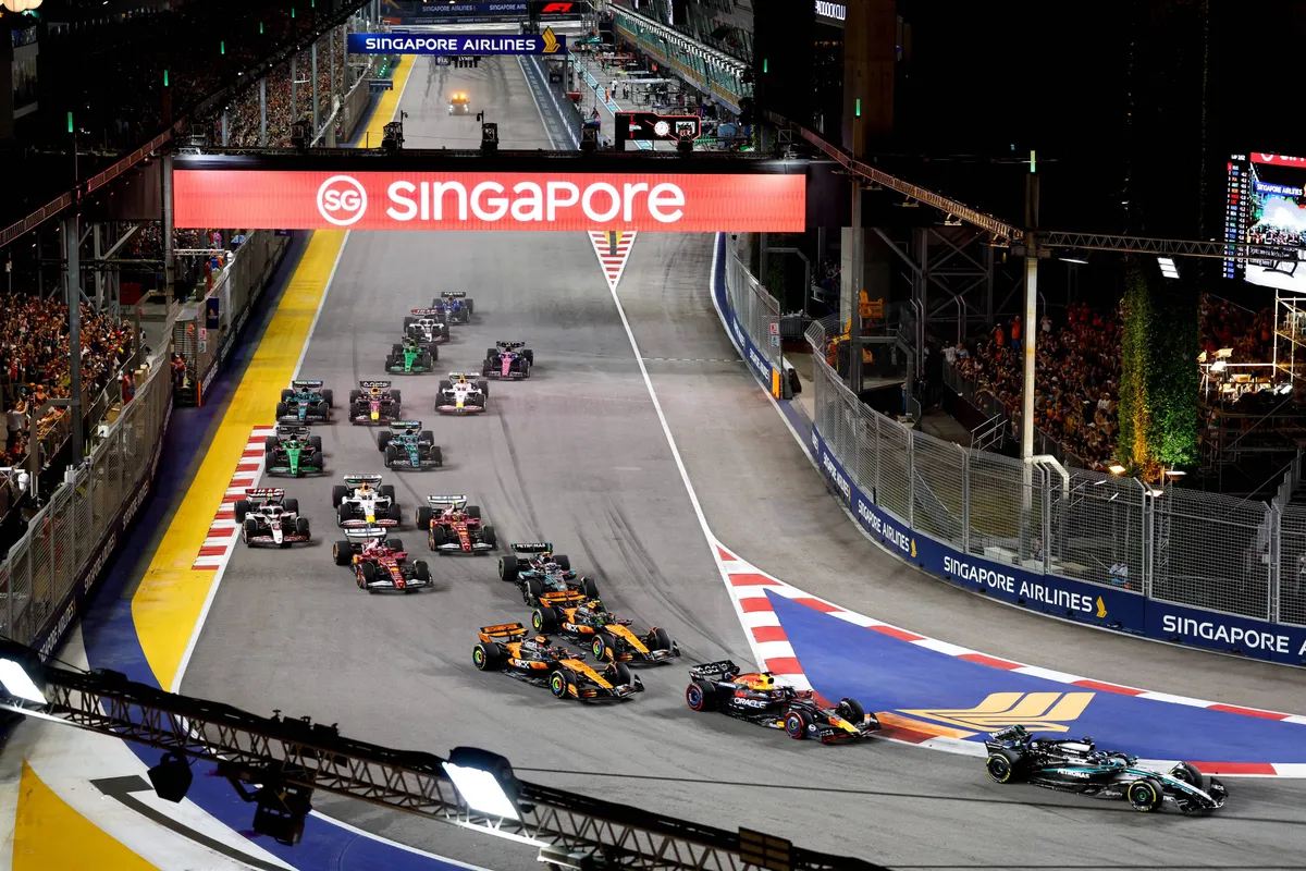 De start van de race in Singapore tijdens de GP in 2025