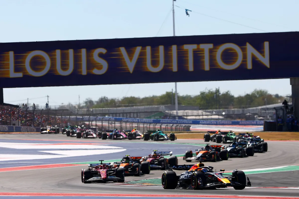 De start van de race in de Verenigde Staten, met Max Verstappen vooraan het veld