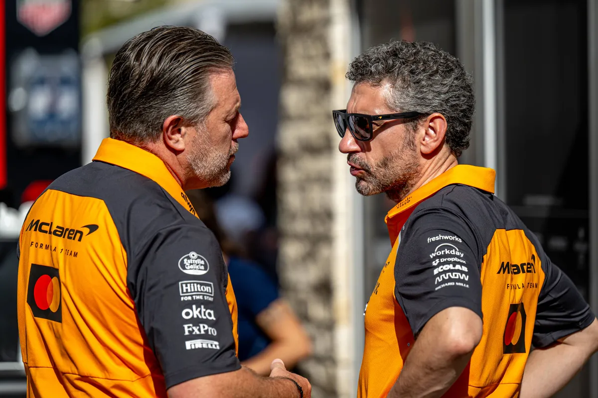 McLaren-bazen Zak Brown en Andrea Stella overleggen na de race in de Verenigde Staten