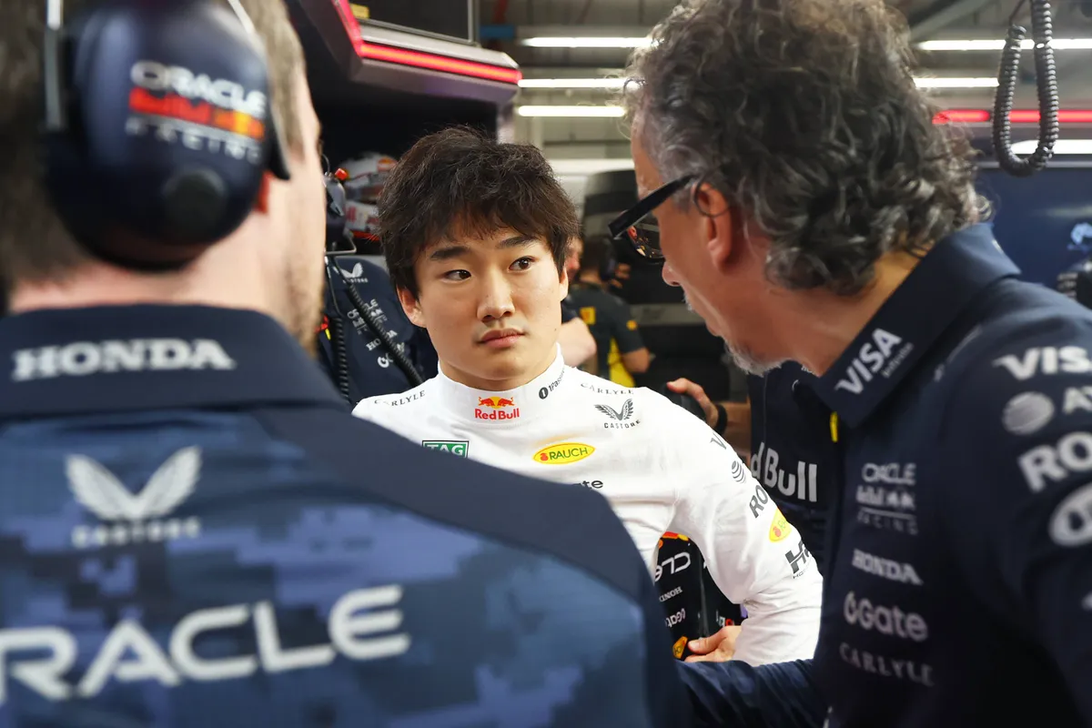 Red Bull-coureur Yuki Tsunoda in gesprek met teambaas Laurent Mekies tijdens het raceweekend in Singapore in 2025