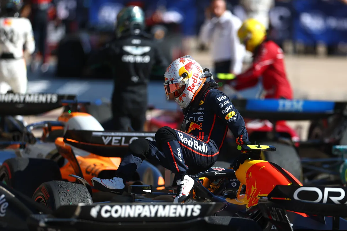 Red Bull-coureur Yuki Tsunoda stapt uit zijn RB21 na de Grand Prix van de Verenigde Staten