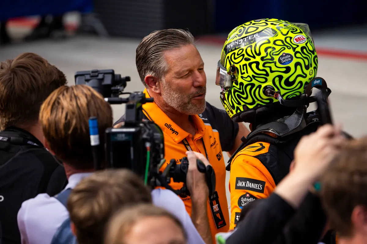 Zak Brown en McLaren-coureur Lando Norris vliegen elkaar in de armen na zijn overwinning in Zandvoort 2025