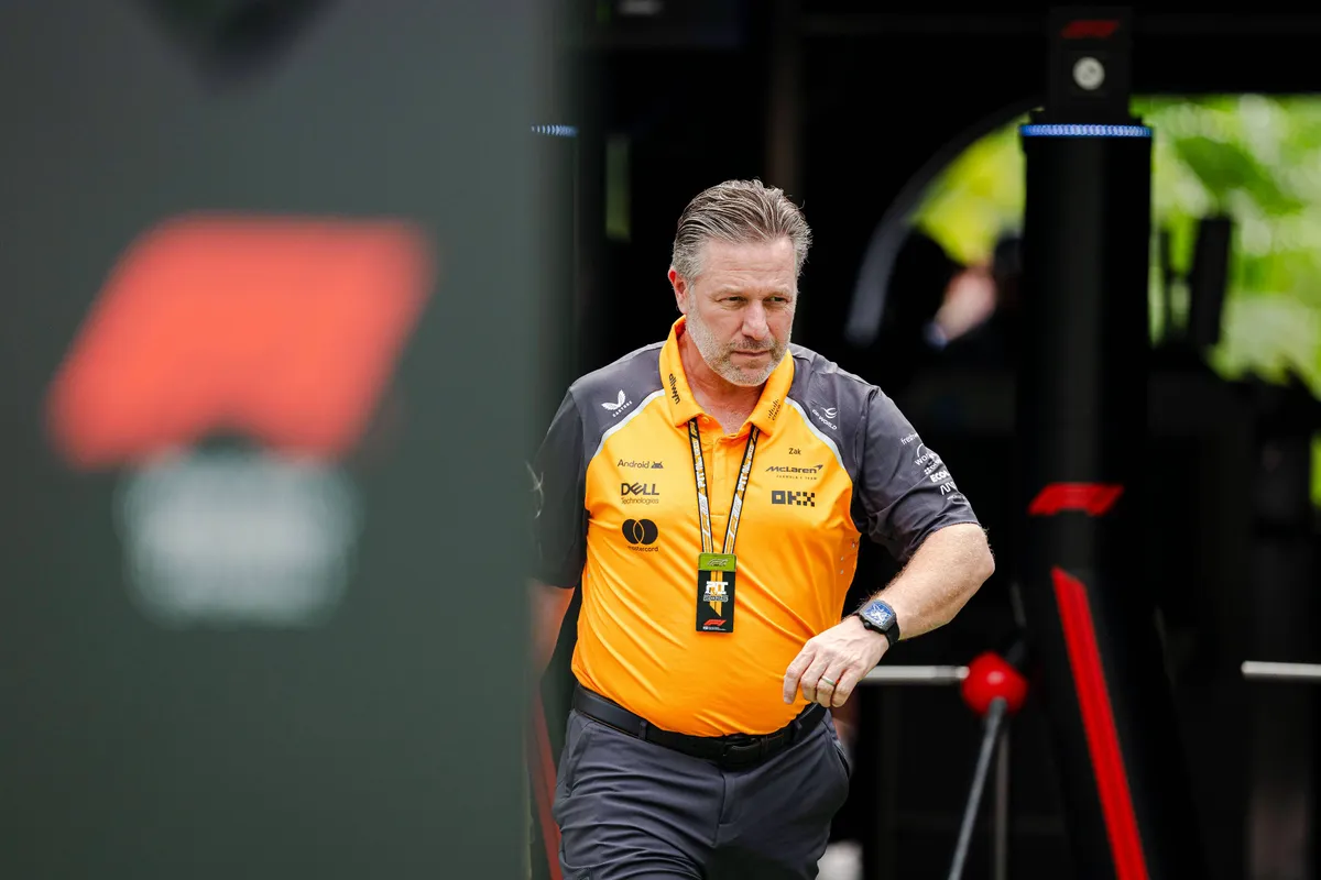 McLaren Racing-CEO Zak Brown arriveert in de F1-paddock in 2025