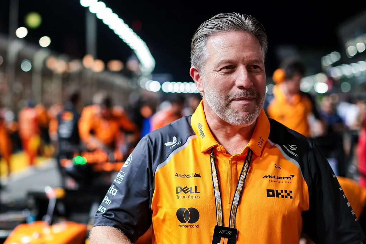 McLaren Racing-CEO Zak Brown loopt vol zelfvertrouwen over de F1-grid in Singapore en wil een McLaren-dynastie opbouwen