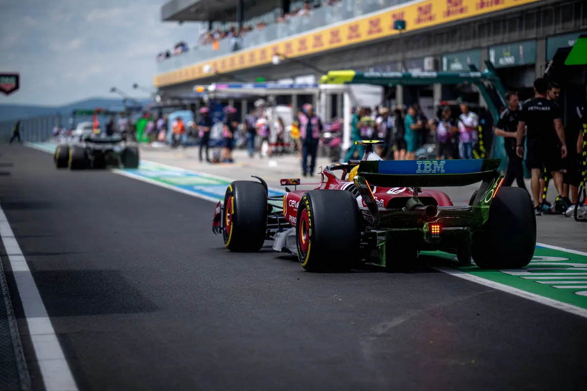 lewis hamilton tijdens sprintkwalificatie in brazilie