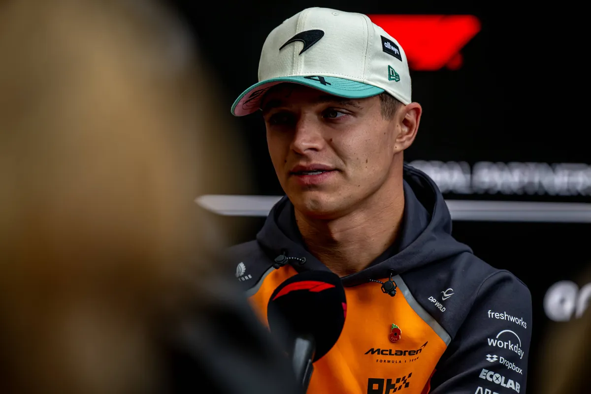 lando norris tijdens een persmoment in Brazilië