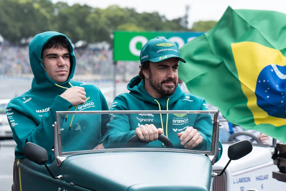fernando alonso en lance stroll tijdens de rijdersparade in brazilië