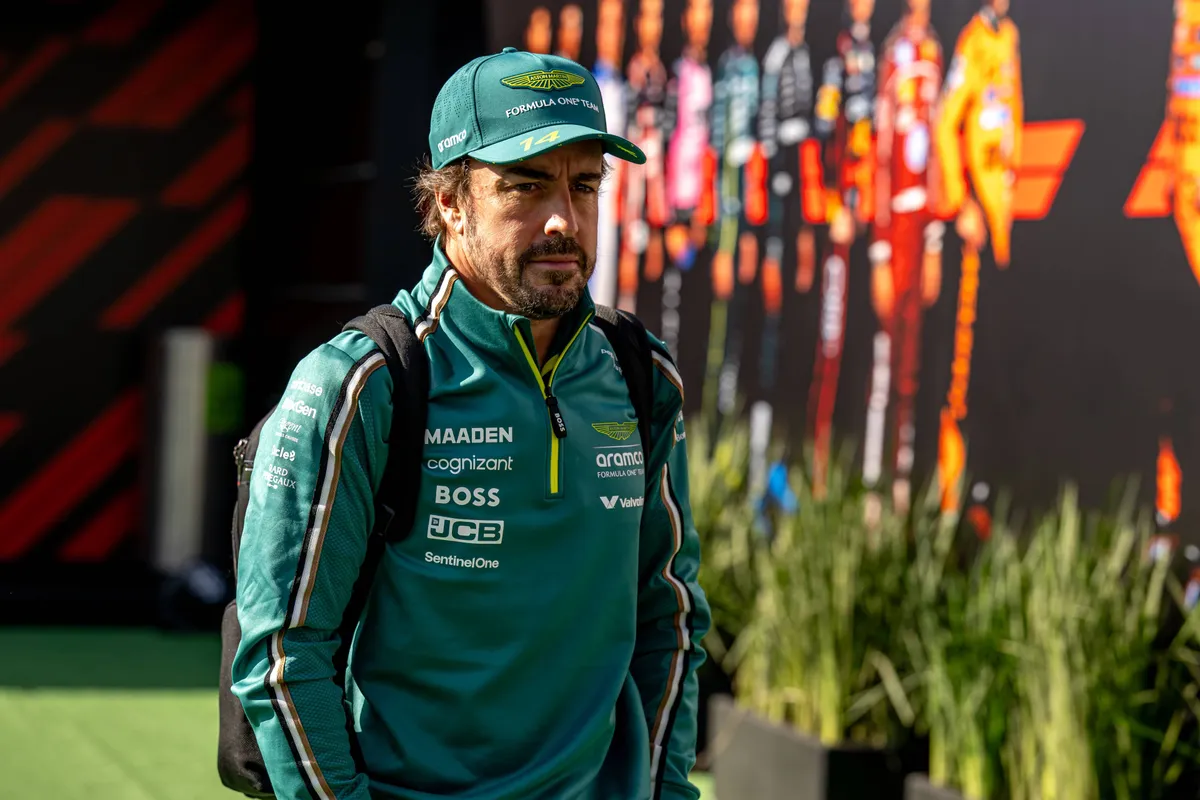 Aston Martin-coureur Fernando Alonso arriveert in de F1-paddock tijdens het GP-weekend van Mexico in 2025