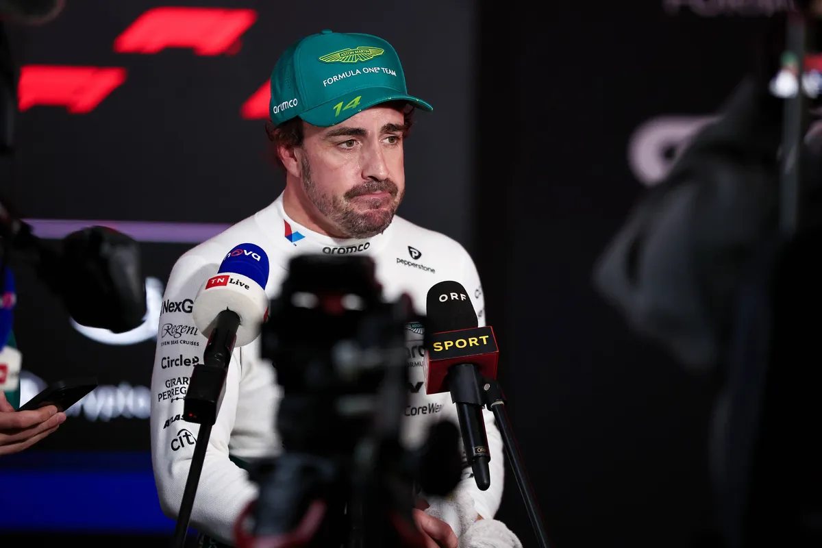 Aston Martin-coureur Fernando Alonso bij de media in Qatar