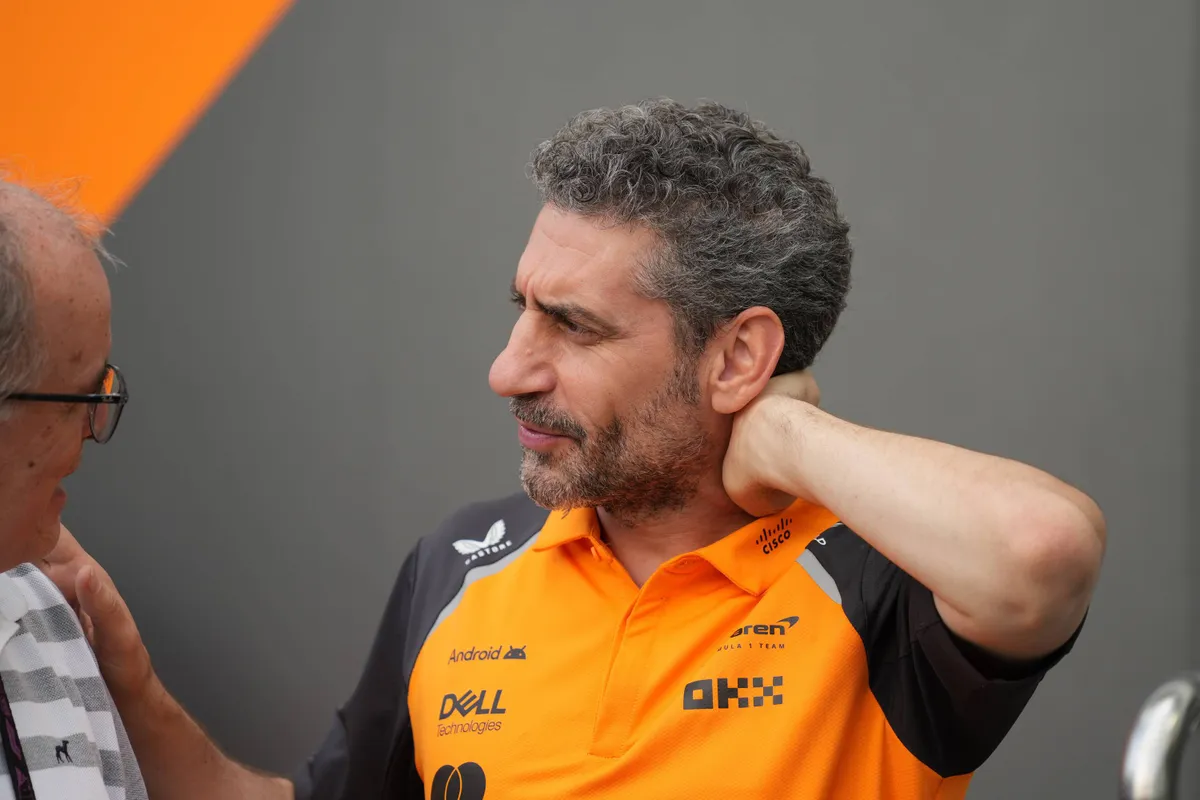 Andrea Stella in gesprek tijdens de Grand Prix van Singapore