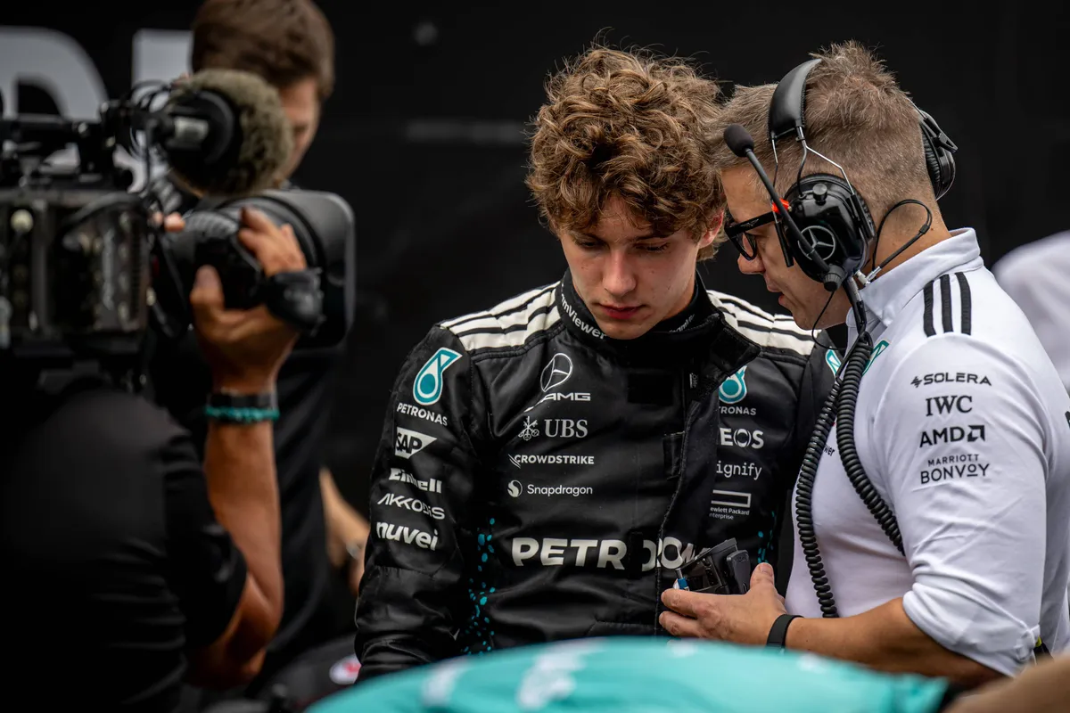 Kimi Antonelli in gesprek met zijn race-engineer bij Mercedes, Bono, voor de race in Brazilië in 2025